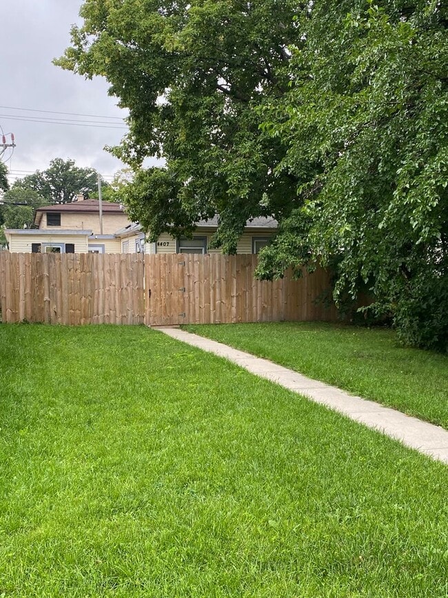 Building Photo - 2BR SINGLE FAMILY IN HANDY LOCATION, PARKI...