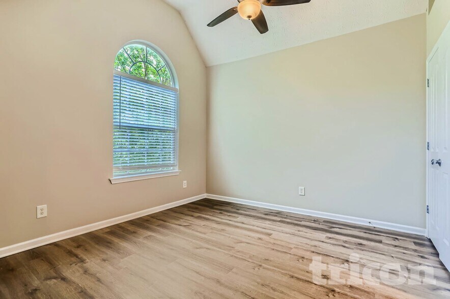 Building Photo - 10 St Charles Pl