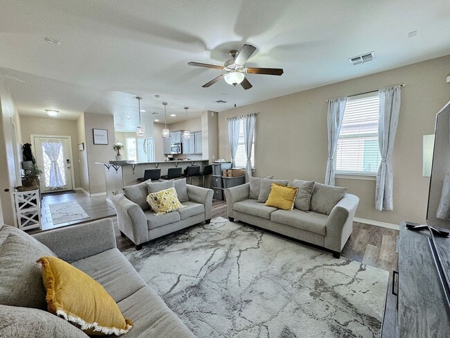 Building Photo - Northeast El Paso 3Bed/2 Bath Refrig A/C Across From Park!