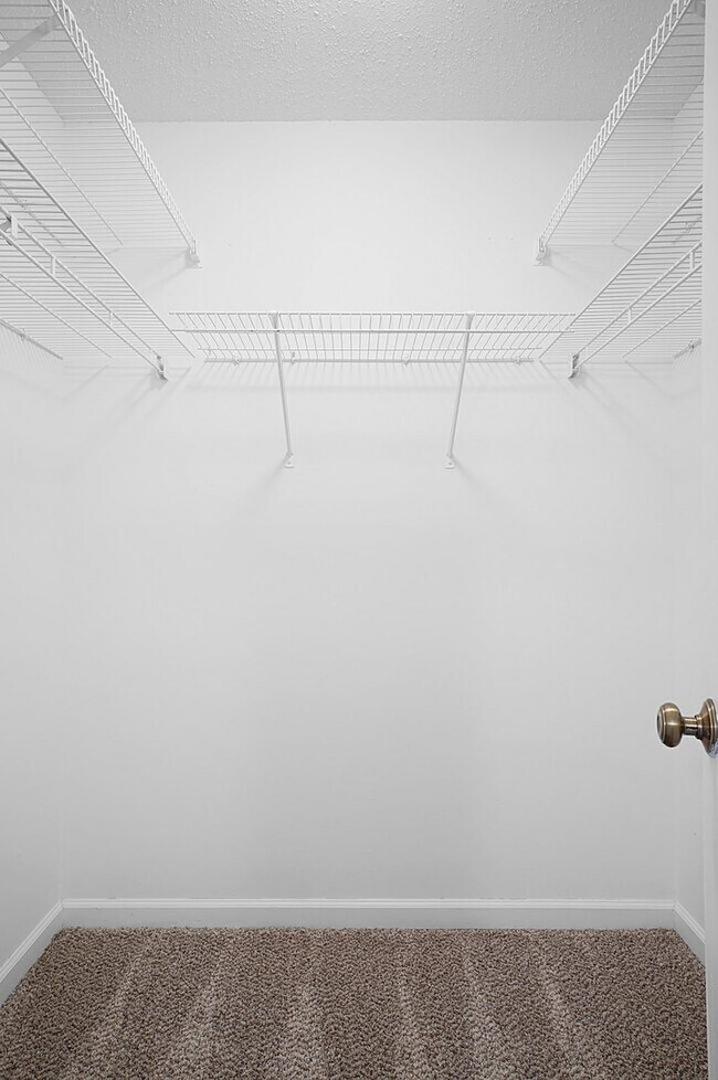 Building Photo - Spacious 2-Bedroom, 2-Bath Condominium in ...