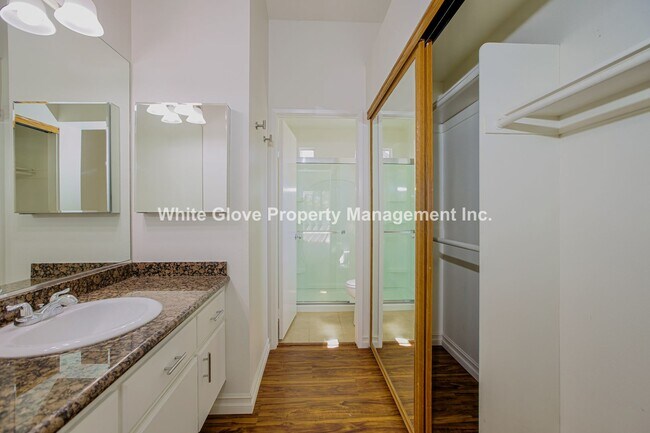 Building Photo - Stylish 2 Bed, 2 Bath End-Unit Condo in Mi...