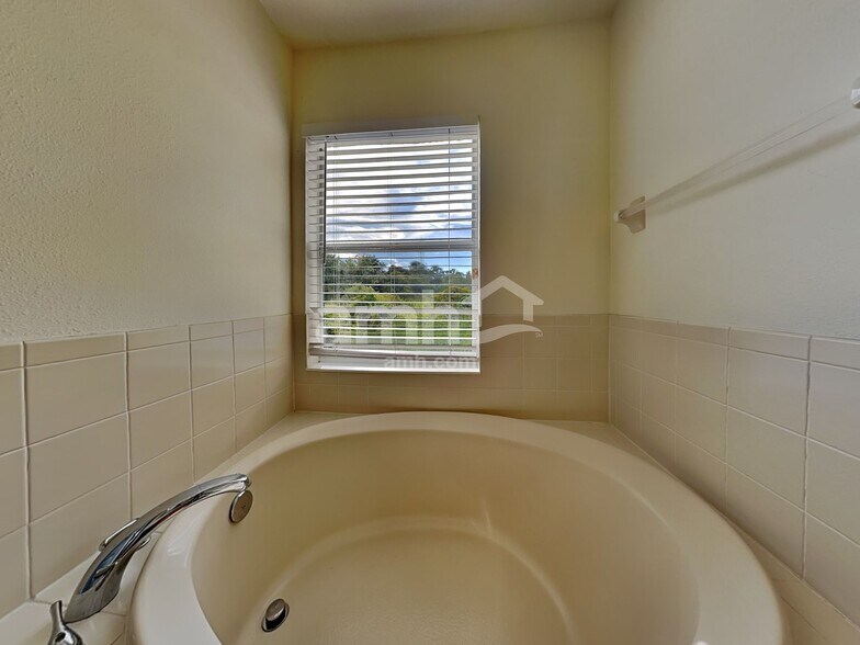 Building Photo - 8431 Deer Chase Dr