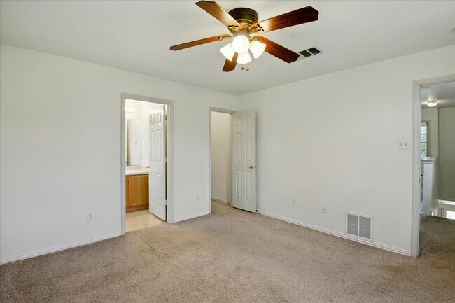 Building Photo - 508 Crater Lake Dr
