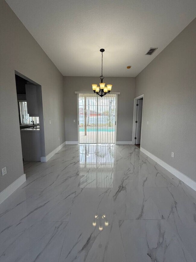 Building Photo - Welcome to your private Florida retreat in Lakeland!