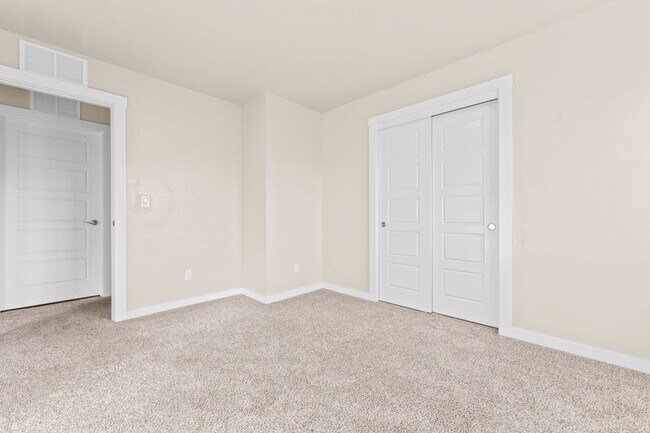 Building Photo - 5 Bedroom 2.5 Bath FOUR CAR GARAGE Eagle, ...