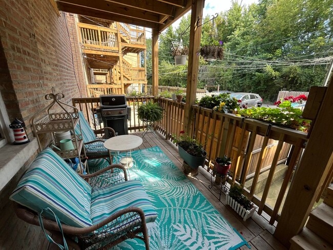 Building Photo - Warm Vintage Jumbo 2BR 2Bth w fireplace an...