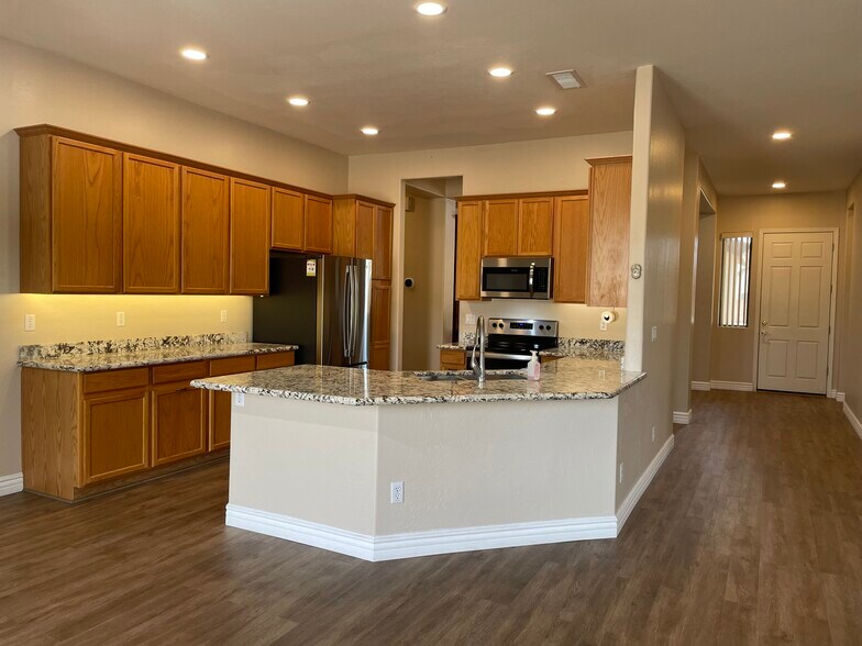 Building Photo - 17646 N 168th Dr