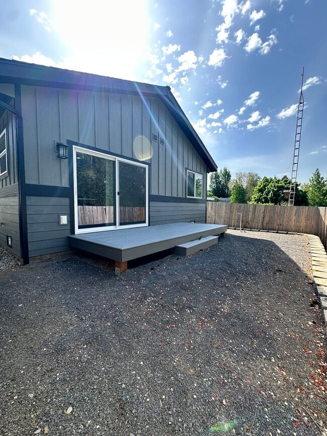 Building Photo - 460 N James Ave