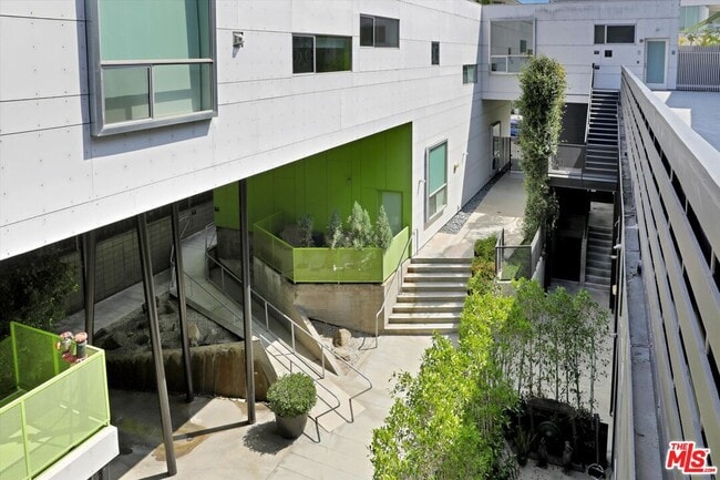Building Photo - 825 Kings Rd