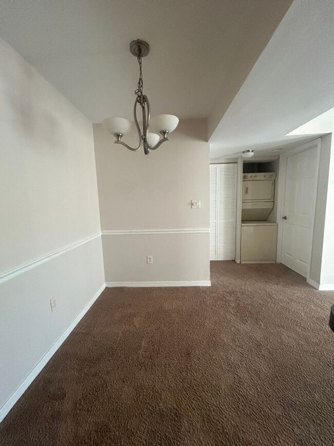 Building Photo - BRANDON: 2 Bed/2 Bath, Ground Floor Unit A...