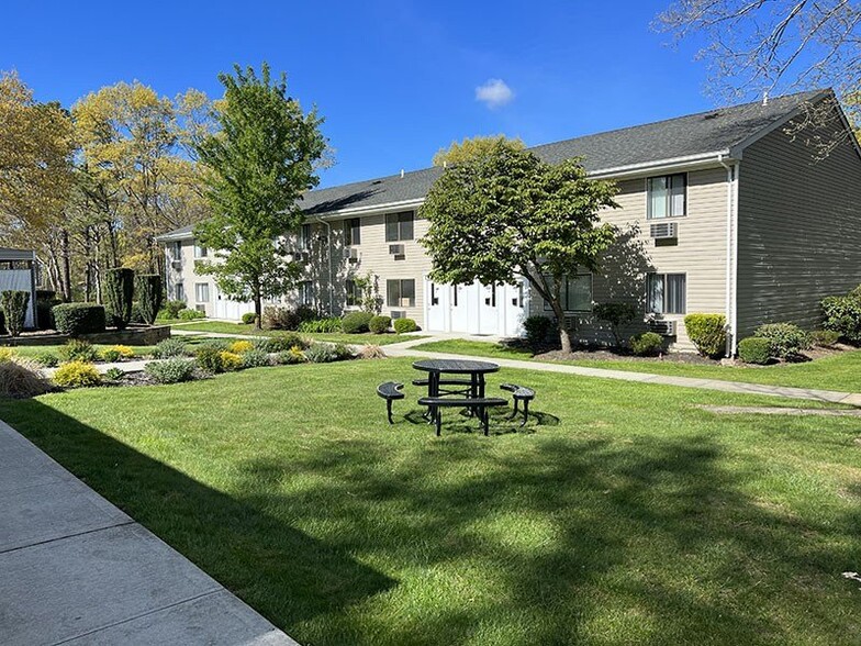 Beautiful green area in front of apartment building - Brookwood at Ridge