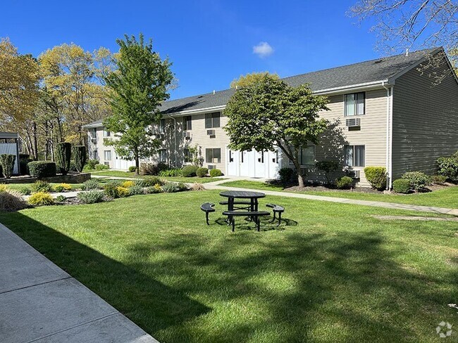 Beautiful green area in front of apartment building - Brookwood at Ridge