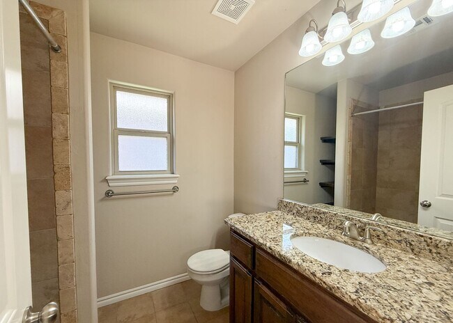 Building Photo - Edmond Schools | 3 Bed, 2 Bath | Open Layout & Covered Patio