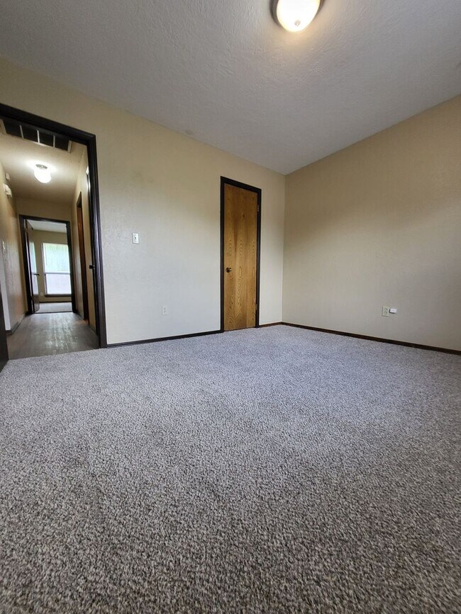 Building Photo - (3) Bed/(2) Bath in West Norman!
