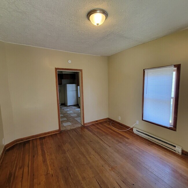 Building Photo - Near Southeast 2BR House!
