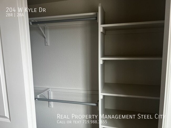 Building Photo - 204 W Kyle Dr