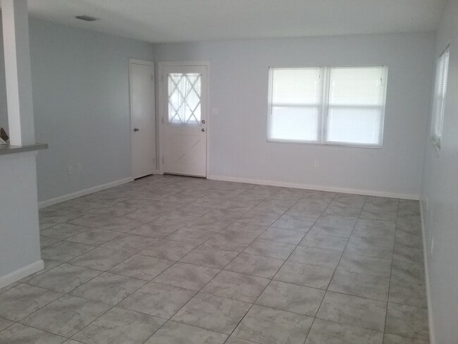Building Photo - 3 Bedroom 2 Bath in Eustis for Rent!