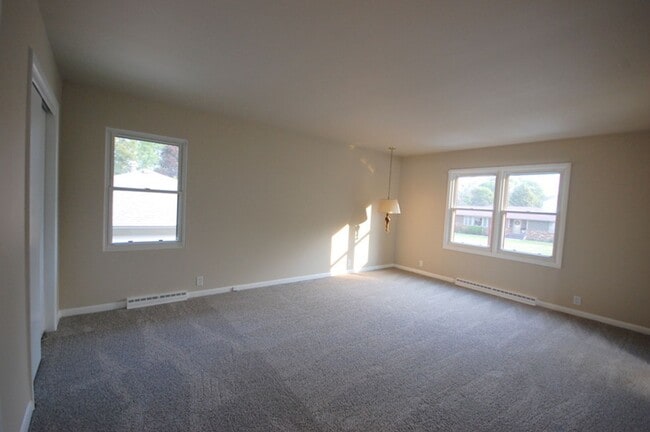 Building Photo - 3 Bedroom 2 Bathroom 2 Stall Attached Garage - Boone Iowa