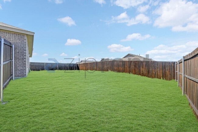 Building Photo - 900 Wildflower St