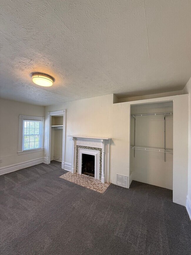 Building Photo - Updated 4BR / 2 Bath Home with off-street parking!