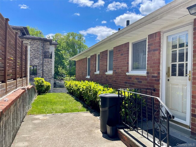 Building Photo - 39-05 Douglaston Pkwy