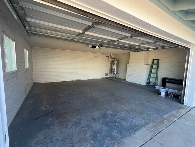 Building Photo - 121 E Santa Cruz Dr
