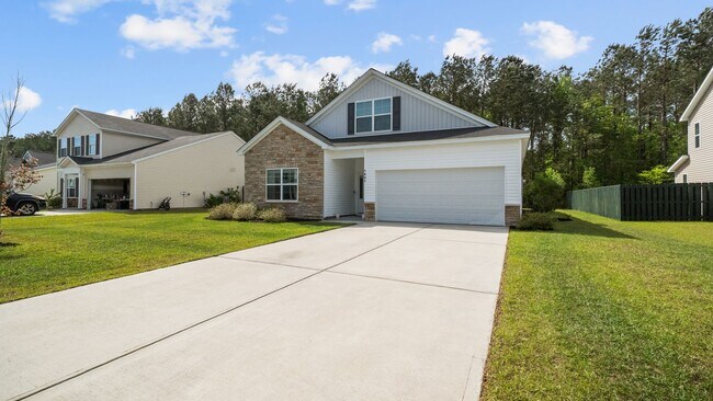Building Photo - Beautiful 4-Bedroom Home in The Commons Featuring a Convenient Floor Plan