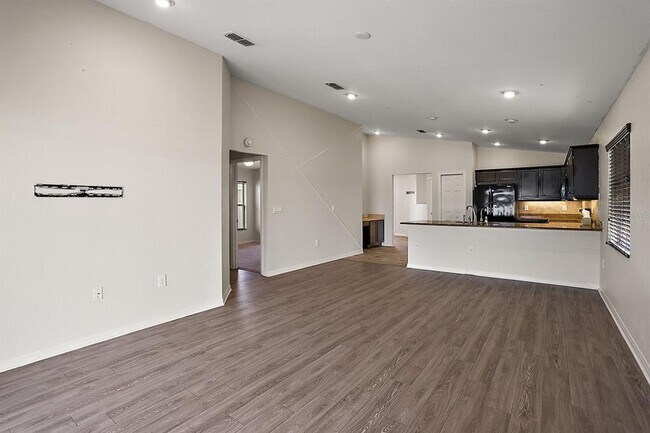 Building Photo - 581 Greenshank Dr