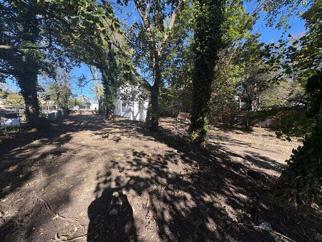 Building Photo - Beautiful, Newly Renovated 4 Bedroom 2 1/2...
