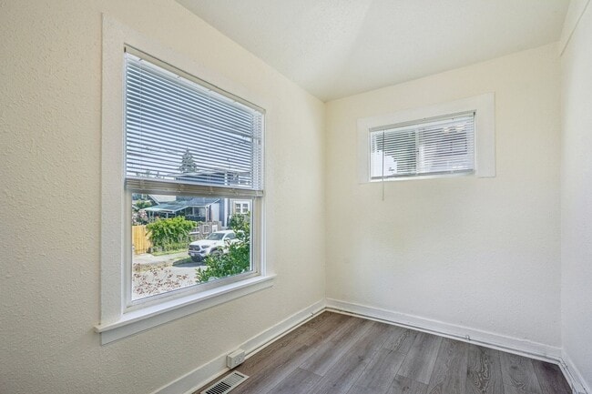 Building Photo - Charming 2 bed 1 bath Bungalow