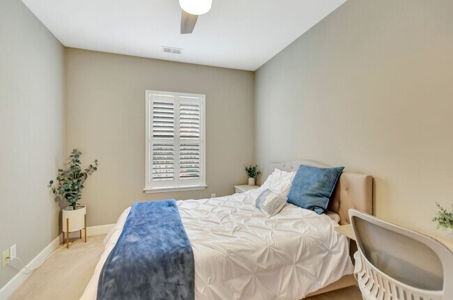 Building Photo - Immaculate Townhome in Dunes West