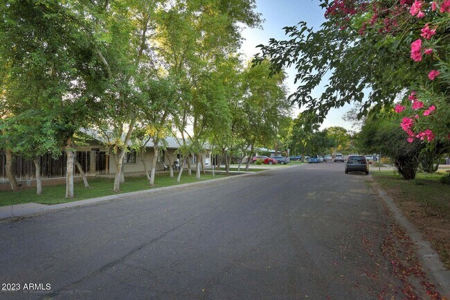 Building Photo - 1428 S Oakley Pl