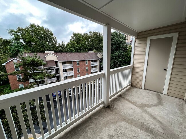 Building Photo - Charming 1 Bed 1 Bath Unit With Private Balcony In The Fountains At McLean - Water Included