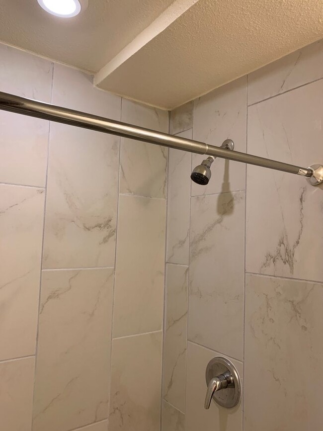 Building Photo - 4 bed/2 bath Home located in central Fort Collins off Drake