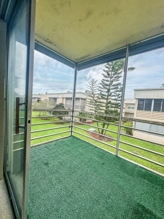 Building Photo - 39 Burgundy A