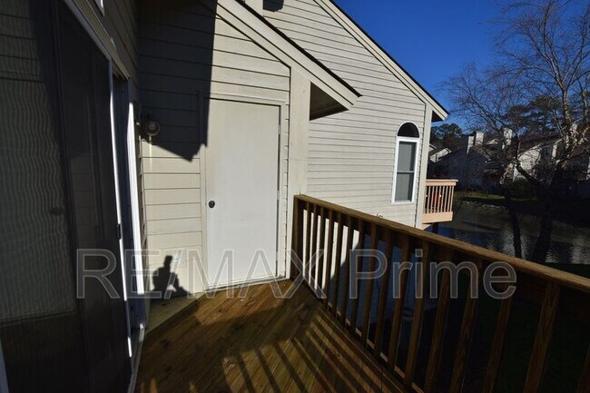 Building Photo - 525 E Lake Cir