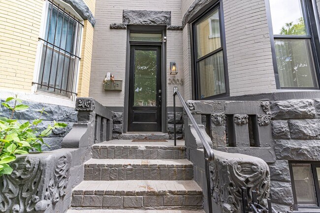 Building Photo - Luxurious Living in NW DC!