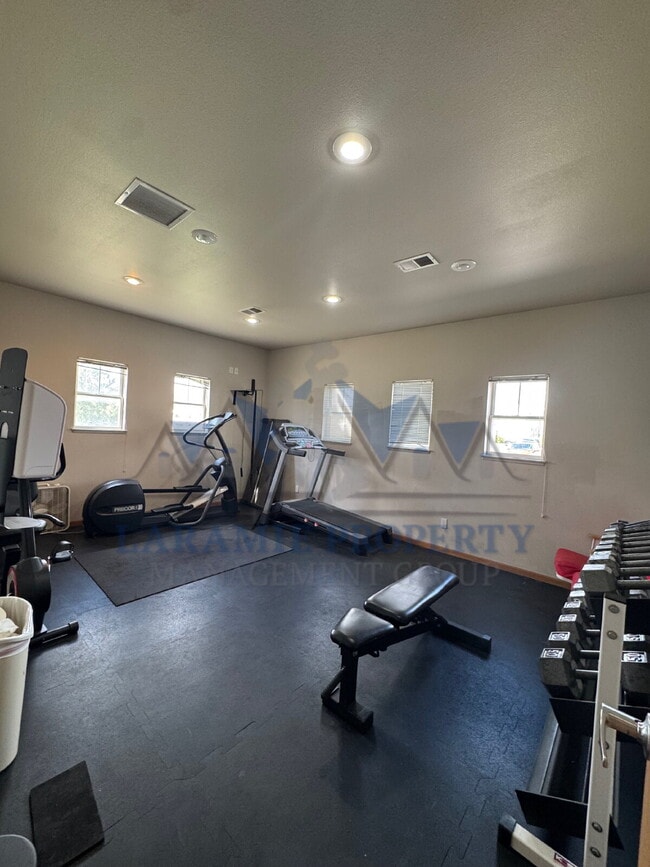 Building Photo - 4 Bedroom 2 Bathroom Condo - 1/2 OFF 1ST M...