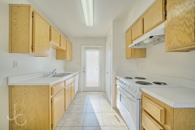 Building Photo - 1206