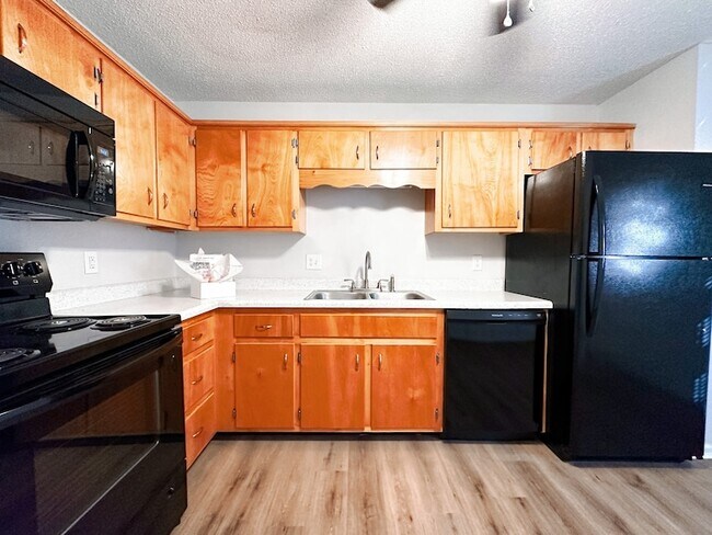 Building Photo - 470 Martha Ln