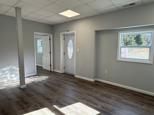 Building Photo - Private 3 bed 2bath house in North Johnson City! - Available NOW