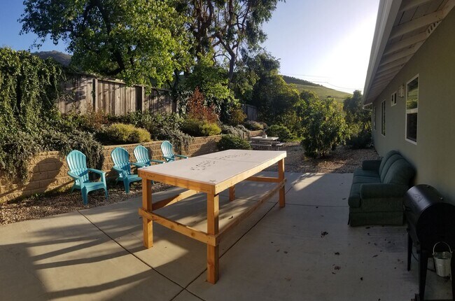 Building Photo - Immaculate 5 Bedroom 3 bath home with beautiful hill views!