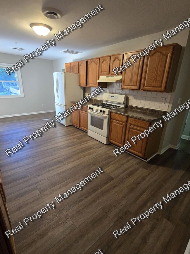 Building Photo - Three Bedroom Ranch