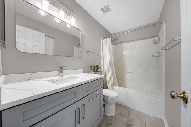 Building Photo - 1472 N Pinehurst Dr