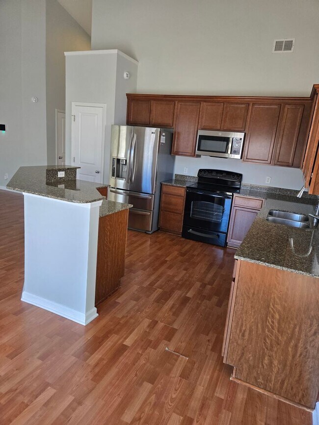 Building Photo - Beautiful 3 bedroom available