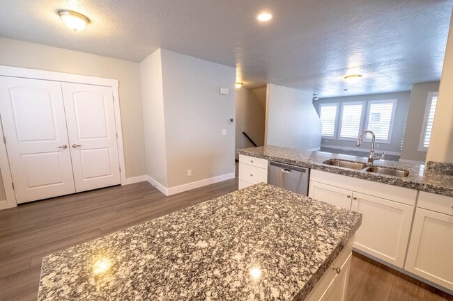 Building Photo - Beautiful Draper Townhomes in Prime Location