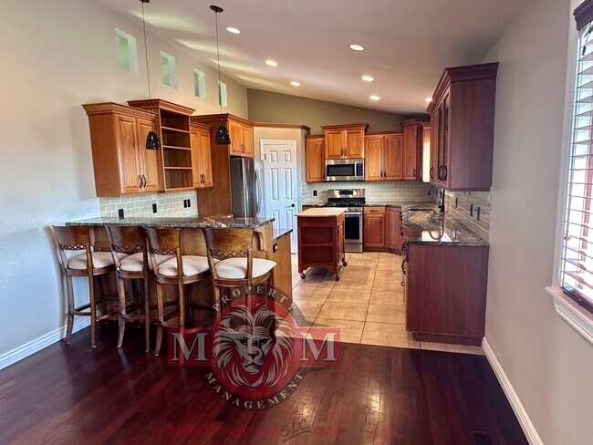 Building Photo - 4 Bed 3.5 Bath Beautiful Home In Sandy