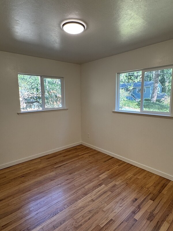 Building Photo - 10546 Silver Way