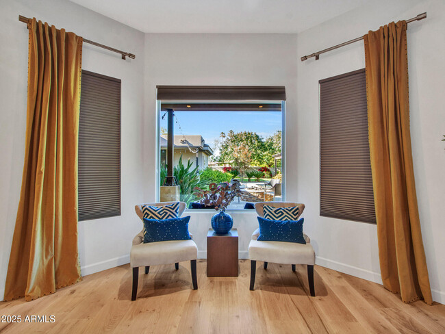Building Photo - 6031 E Paradise Dr