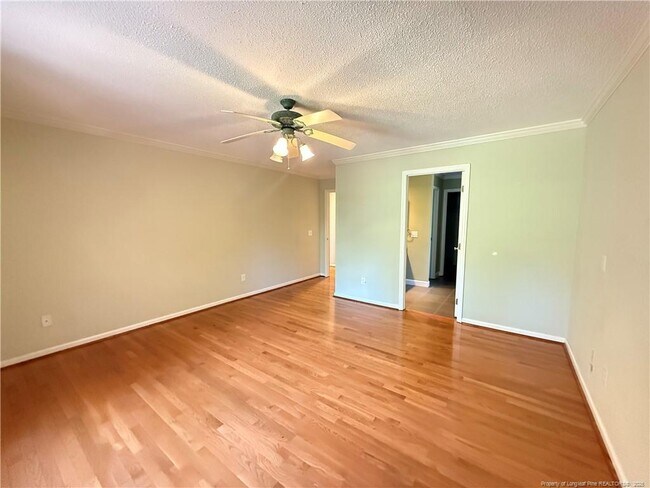 Building Photo - 995 Greenbriar Dr